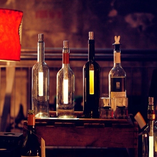 Vinflasker som flaske lyser på bordet