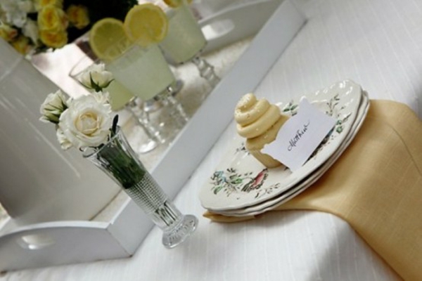 decoración de mesa mesa de galletas de Pascua idea