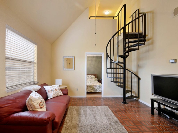 دوامة الدرج الداخلية التصميم الداخلي الدرج غرفة المعيشة الصغيرة طلاء الجدار كريم