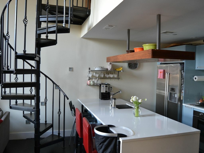 spiral trappe indretning sort interiør design køkken