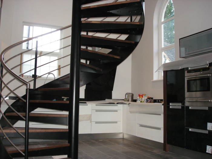 دوامة الدرج التصميم الداخلي الأسود درج معدني درج حديدي الدرج المطبخ الخشبي