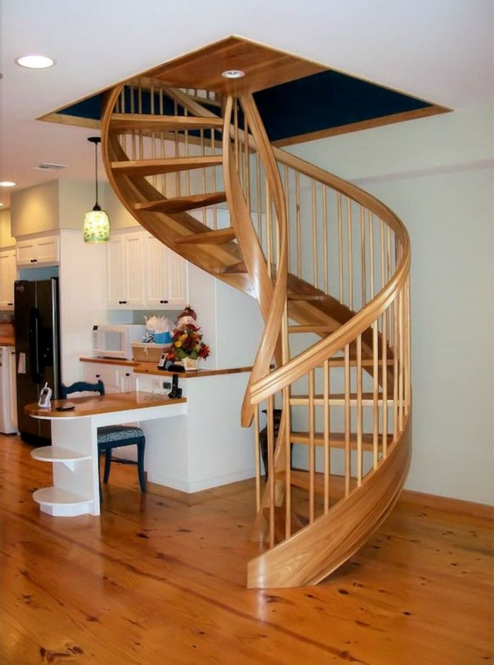 spiraltrappe indvendigt træ design massiv indvendig trappe trægulv