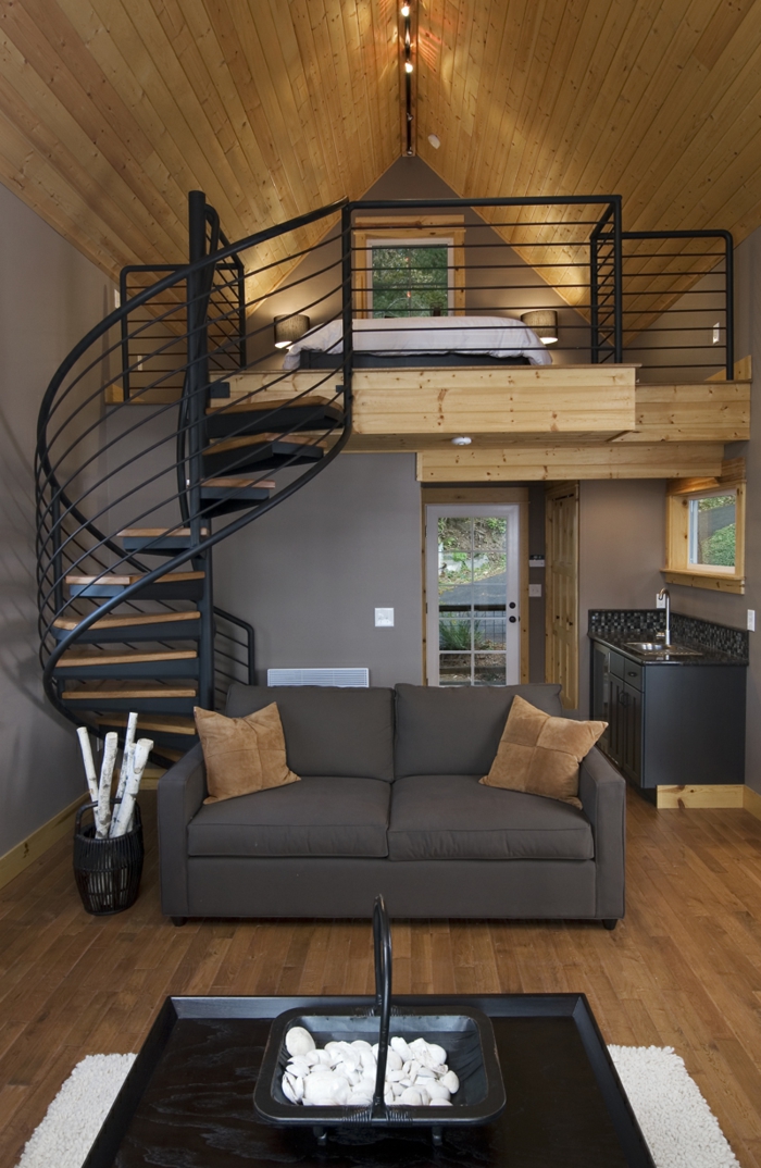 Spiraltrappe inde i stuen grå vægge smarte design