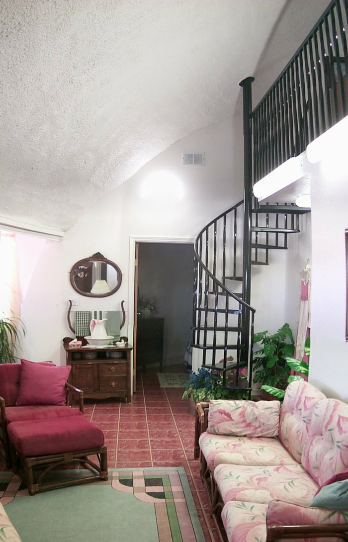 spiral trappe design lille stue indretning ideer farvet gulvfliser planter