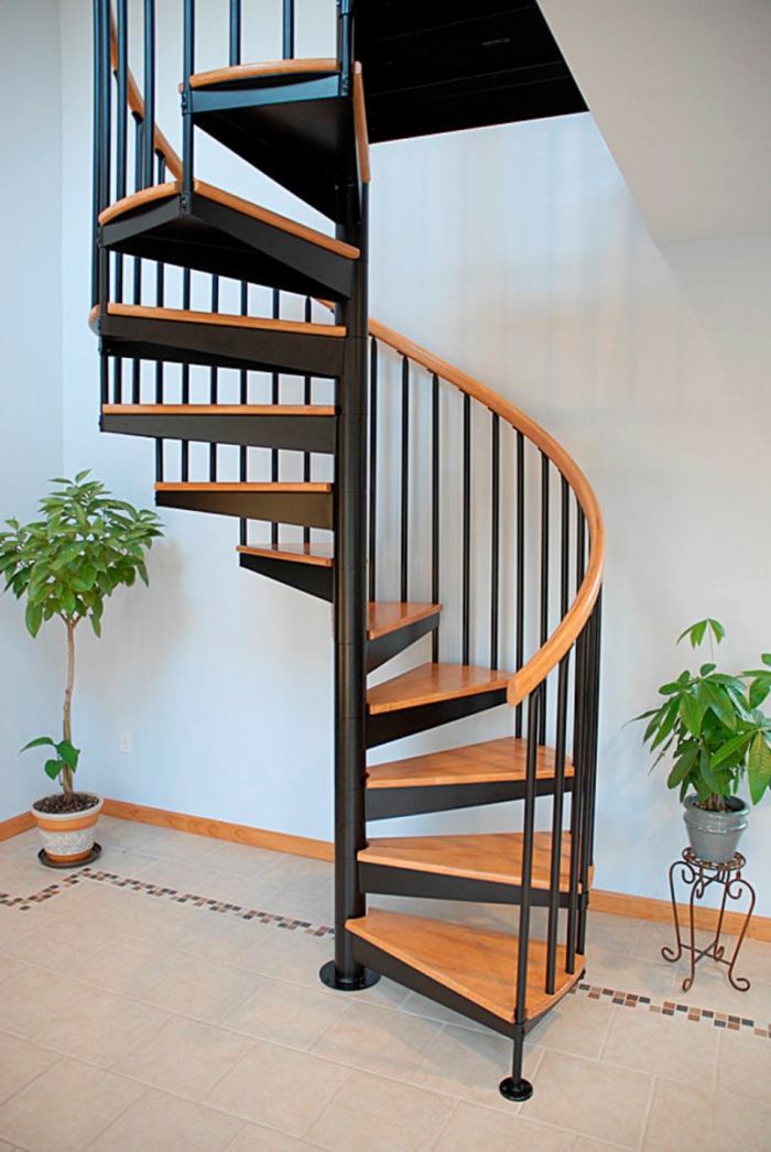 spiral trappe design sort træ planter lyse vægge