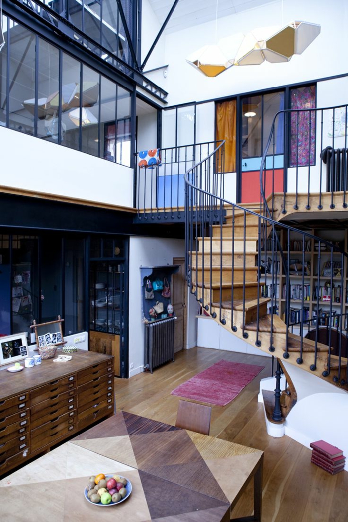 تصميم لولبية درج غرفة المعيشة الملونة لهجات عناصر هندسية