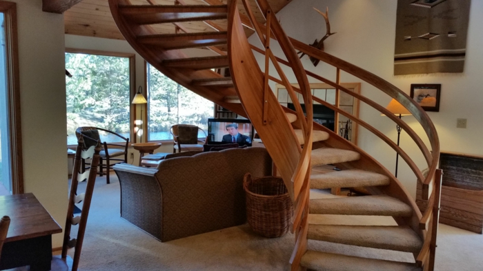 دوامة الدرج الخشب الصلبة التصميم الداخلي غرفة المعيشة المريحة
