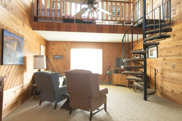 الدرج الحلزوني غرفة المعيشة الصغيرة اقامة الجدران الخشبية على الطراز الريفي