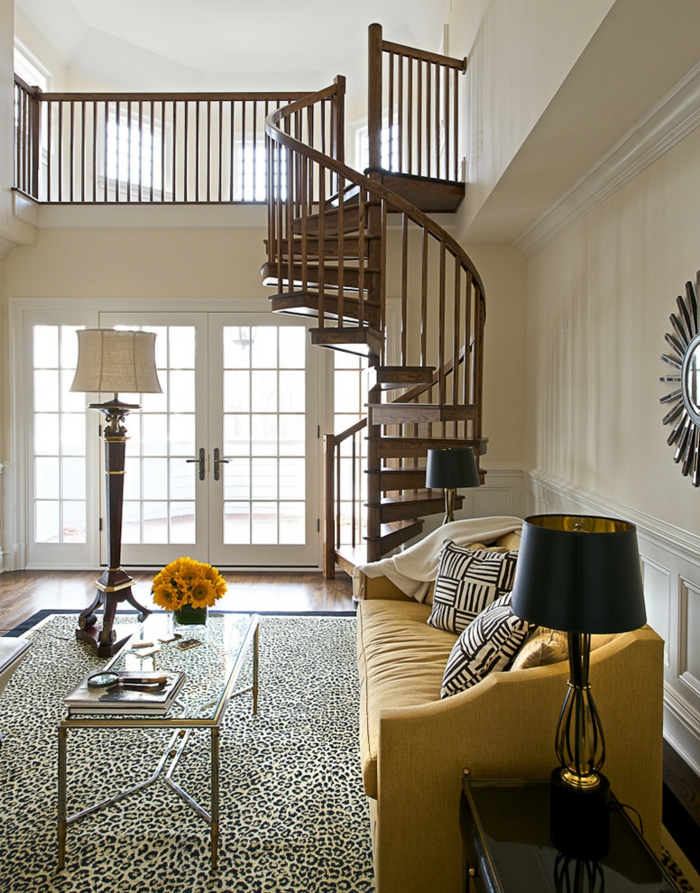 spiral trappe stue interiør design gul sofa stue rum tæppe