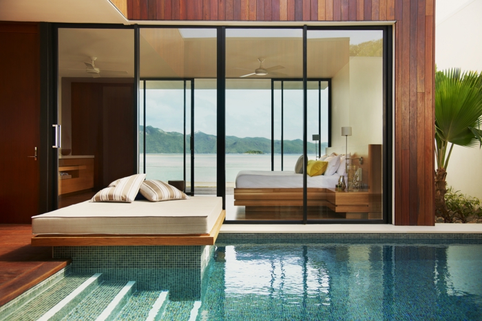 Bor i luksusen af ​​Bill Gates hus indendørs pool