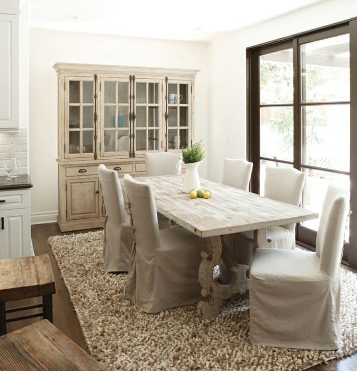τραπεζαρία με καθιστικό με όμορφο ξύλινο τραπέζι και υπέροχο χαλί