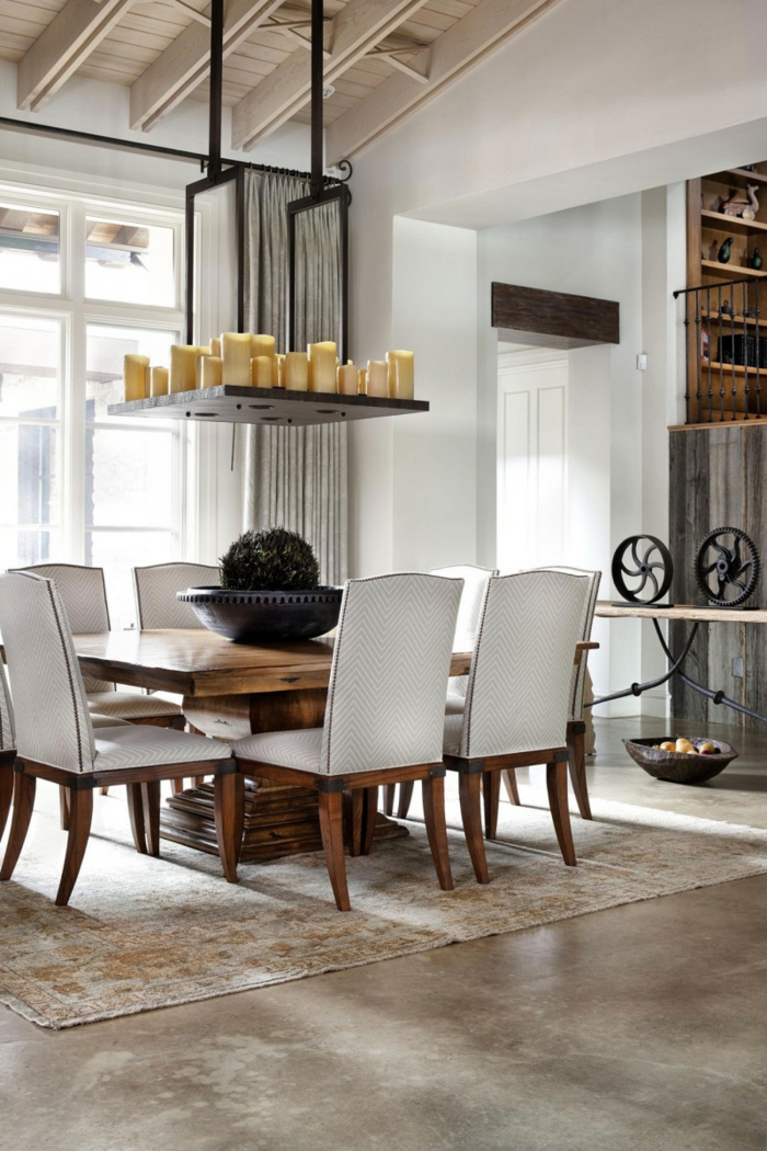 levende spisestue stilfulde stole rustik spisebord tæppe