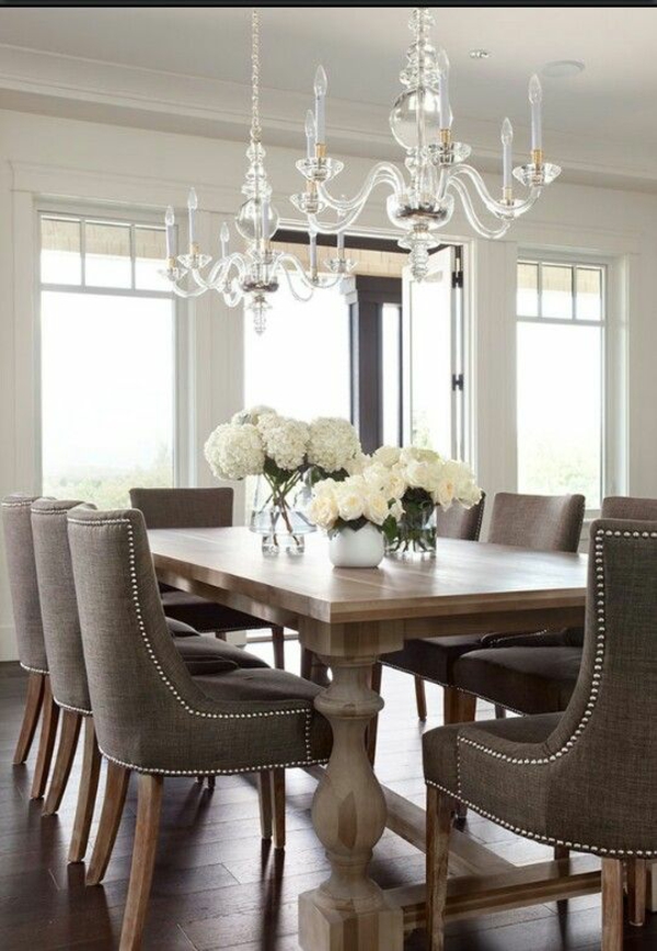 sala de mese design tapițat scaune din lemn candelabru de masă