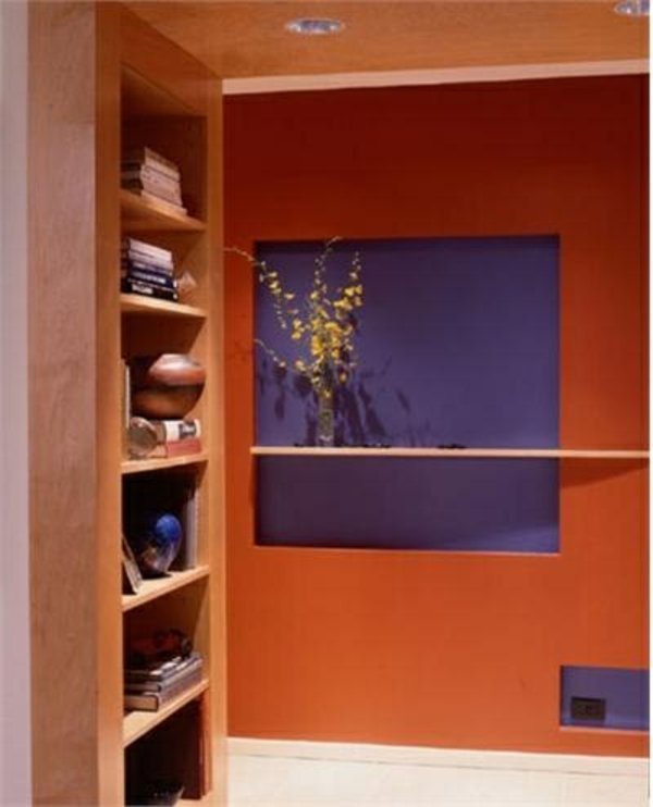 décor à la maison pour le couloir dans le placard orange et violet