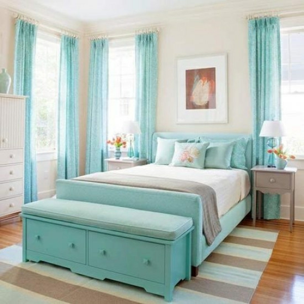 barvy ložnice akcenty dekorace tyrkysová