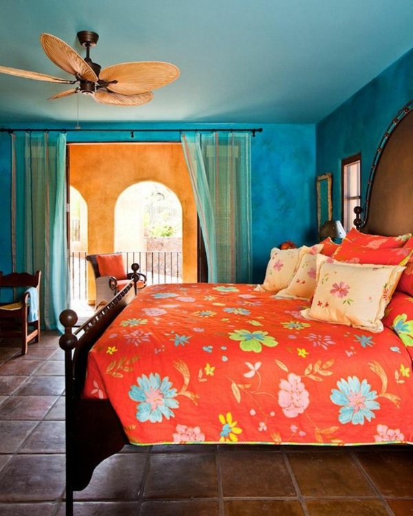 barevné nápady ložnice modrá deka postel oranžová
