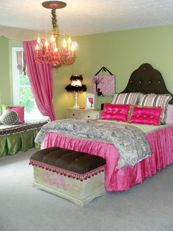 barevné schémata ložnice růžové akcenty lustrové lůžko