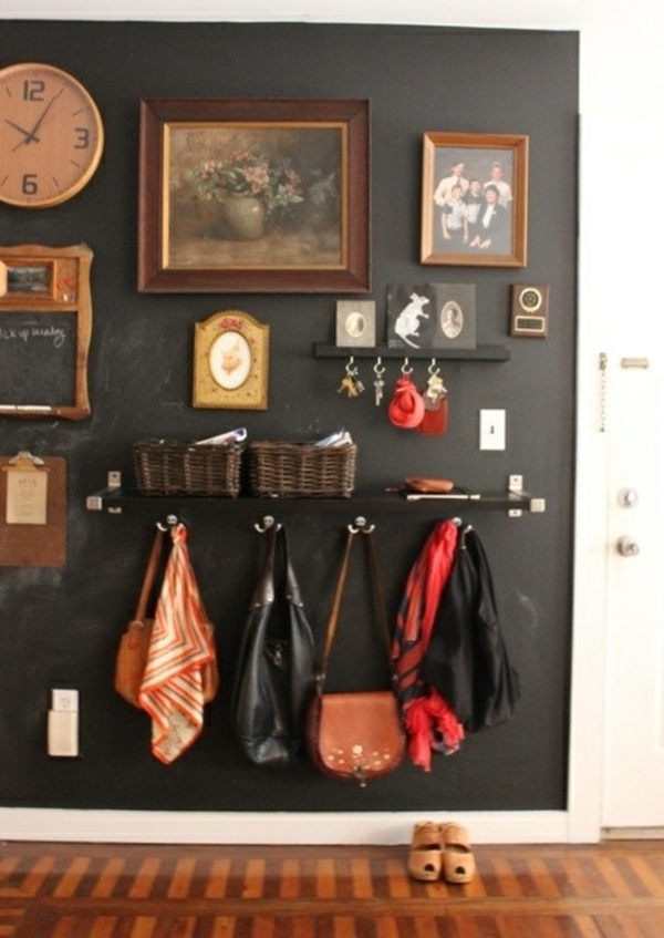 décor à la maison couloir mur noir crochet photos horloge