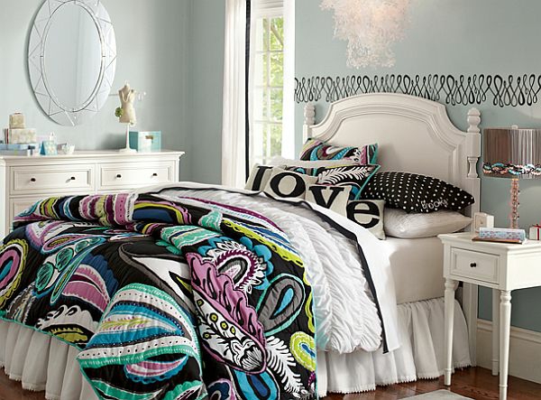 soveværelse interiør design seng spejl farverige sengetøj
