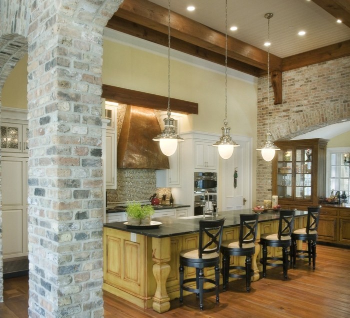 namų dekoro virtuvės plytų siena ir mediniai akcentai