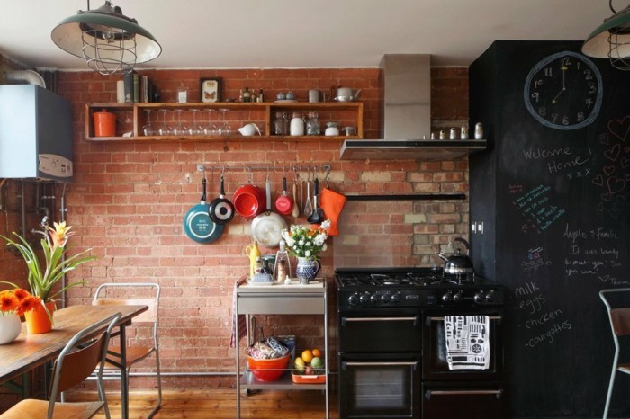 namų interjeras virtuvės plytų siena ir juoda lentos siena