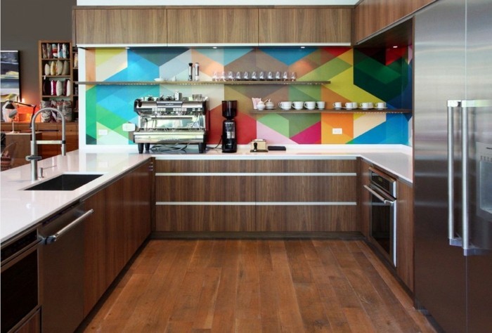 bucătărie bucătărie se răcește în spatele zidului colorat