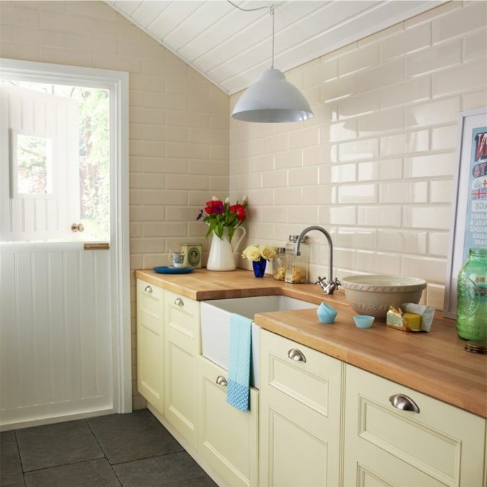 namų dekoro virtuvės kremo sienų plytelės virtuvės spintelės pilkos grindų plytelės