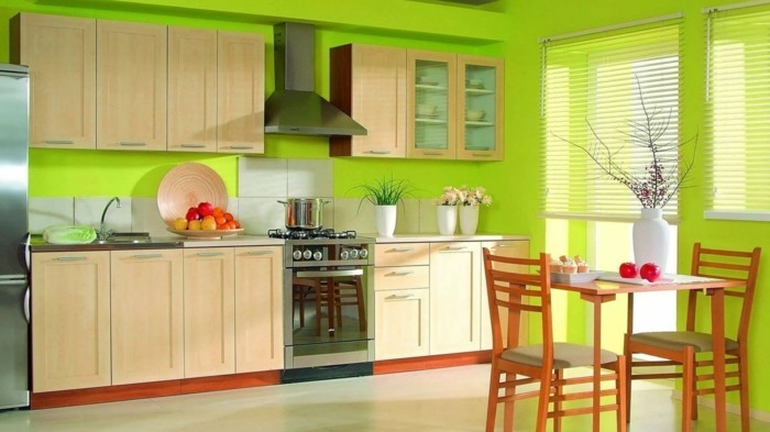 το σπίτι διακόσμηση κουζίνα πράσινο τοίχους και ανοιχτό καφέ ντουλάπια κουζίνας