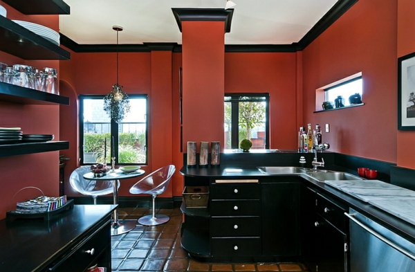 кухня червена стена дизайн черно обзавеждане