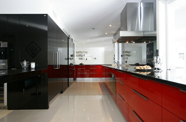 hjem indretning køkkenskabe rødt sort