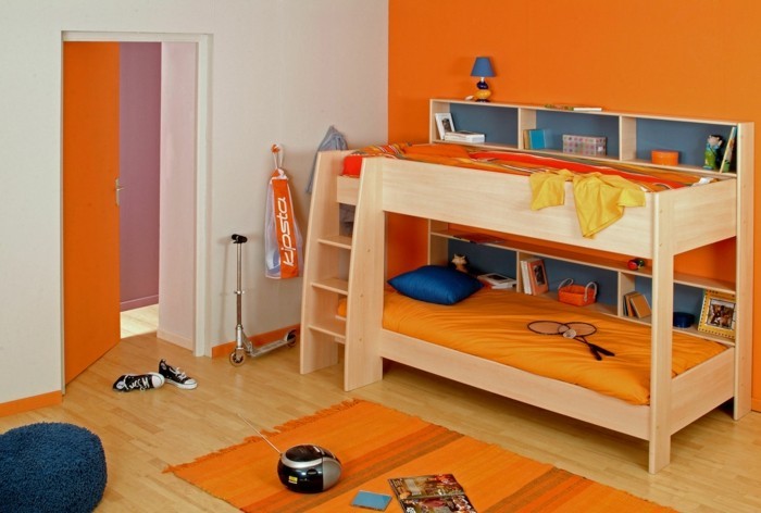 décor à la maison enfants chambre orange tapis orange mur peinture bleu tabouret