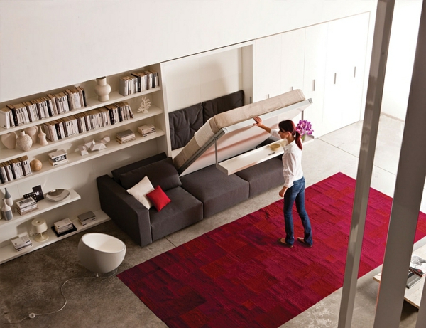 сгъваем диван легло червен килим отворена рафтова система