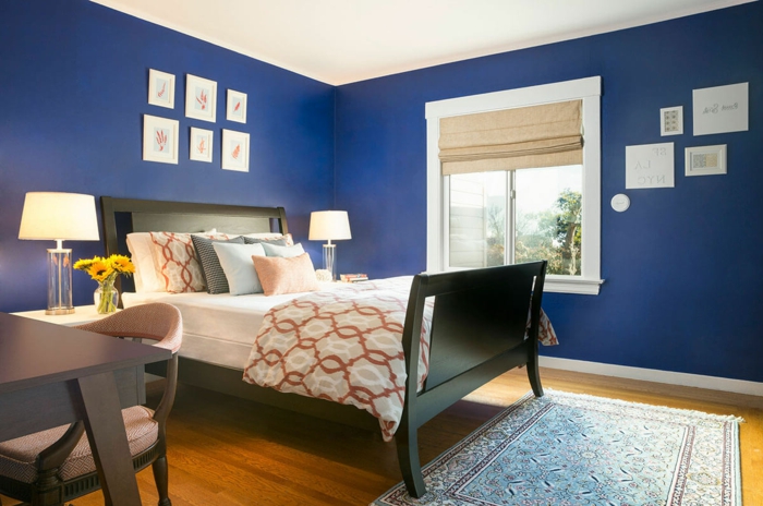 decoración del hogar dormitorio paredes azules acentos de color naranja alfombra con estilo