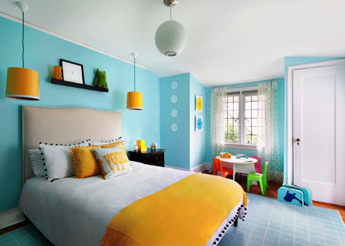 decoración del hogar dormitorio paredes azules alfombras acentos amarillos