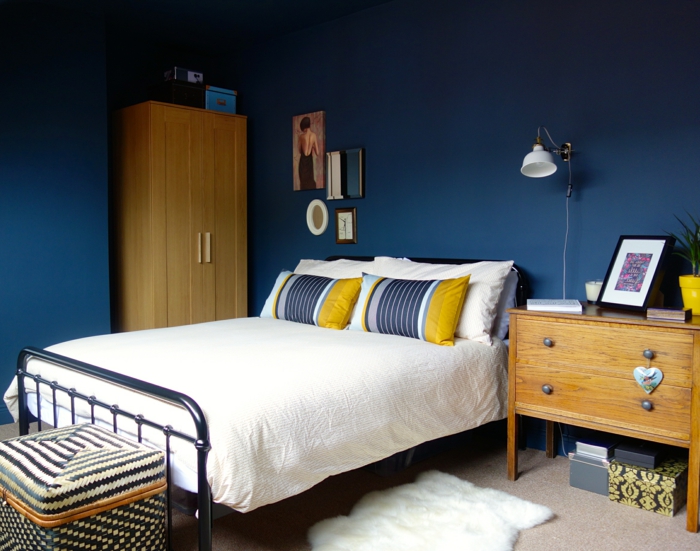 living ideas dormitorio paredes azules alfombra muebles de madera