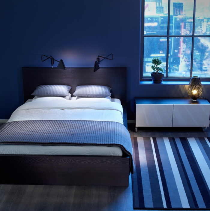 decoración del hogar dormitorio oscuro azul paredes raya alfombra masculina