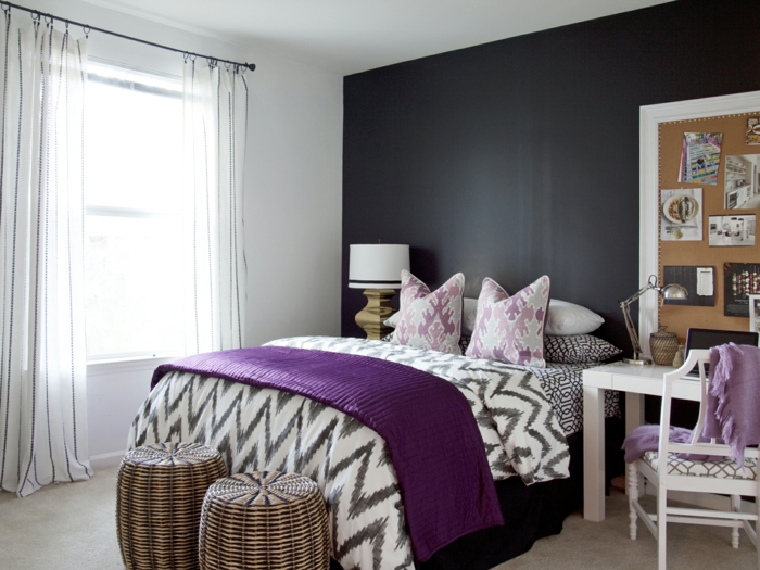 домашен декор спалня тъмно сив акцент стена лилави елементи