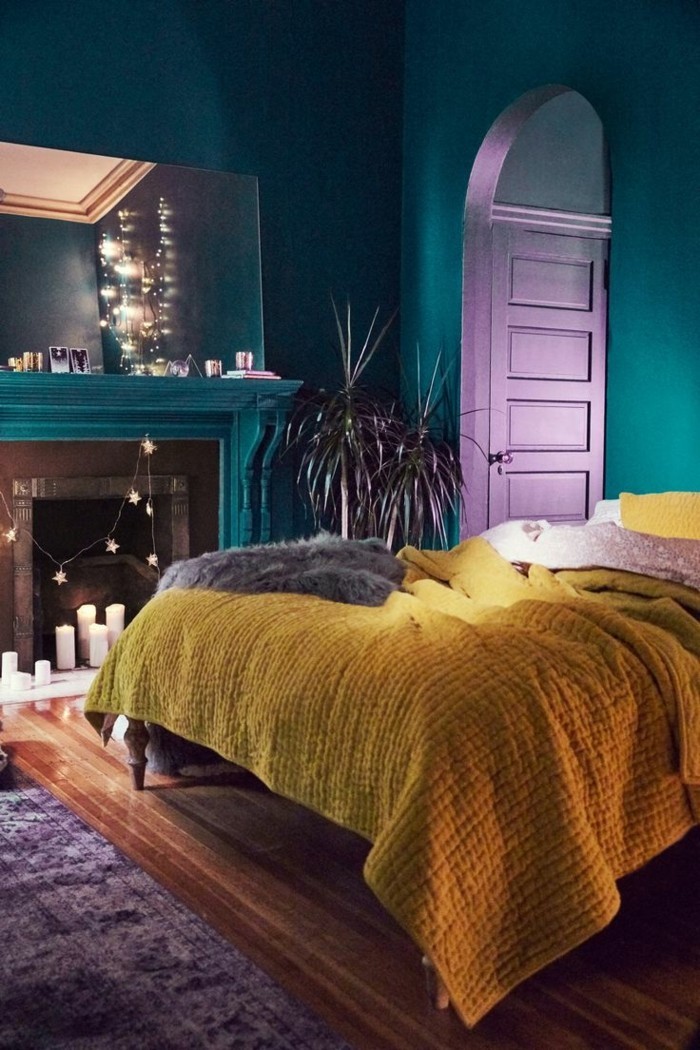 hjem indretning soveværelse eklektisk møbler gul sengetøj lilla tæppe farvede vægge