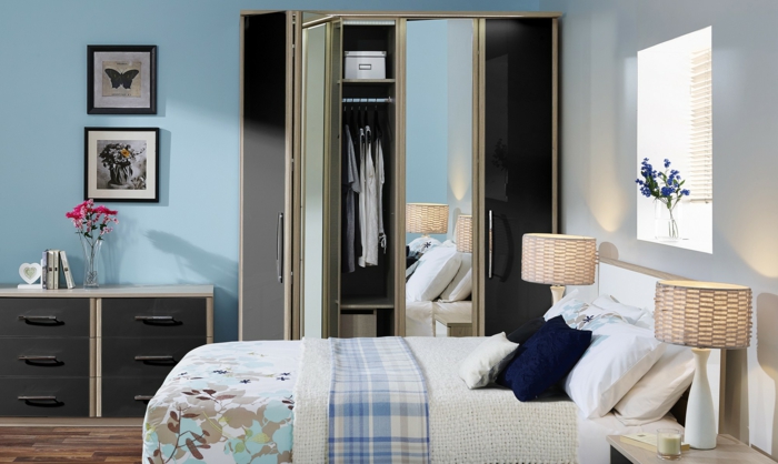 decoración para el hogar dormitorio paredes azules claro diseño floral ropa de cama