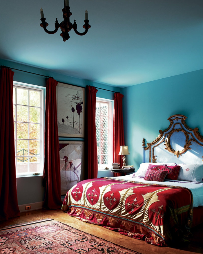 decoración del hogar dormitorio paredes de color azul claro alfombra de acento rojo