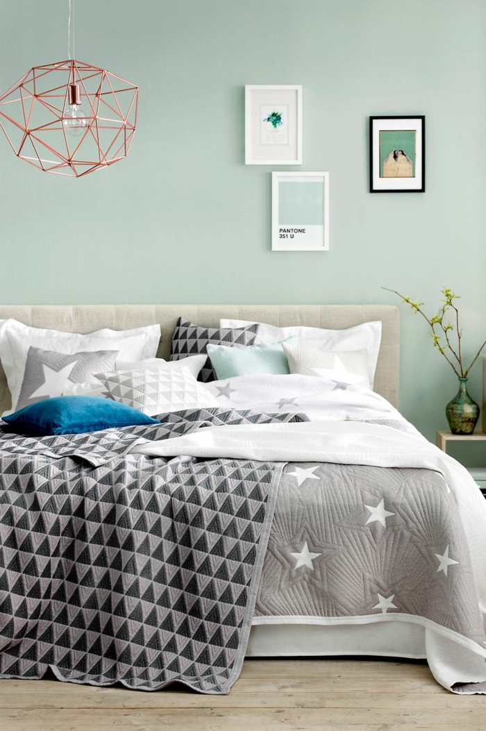 живи идеи спалня светли зелени стени сиви легла постелки