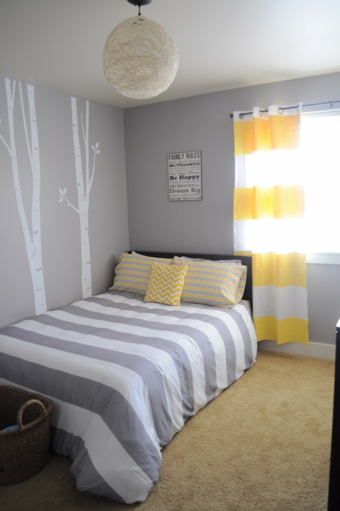 домашен декор спалня светло сиви стени ивица модел стена декор жълти акценти