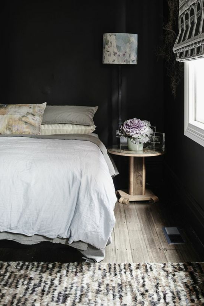διακόσμηση σπιτιού υπνοδωμάτιο μαύρο τοίχο χρώμα ξύλινο πάτωμα χαλί runner λουλ