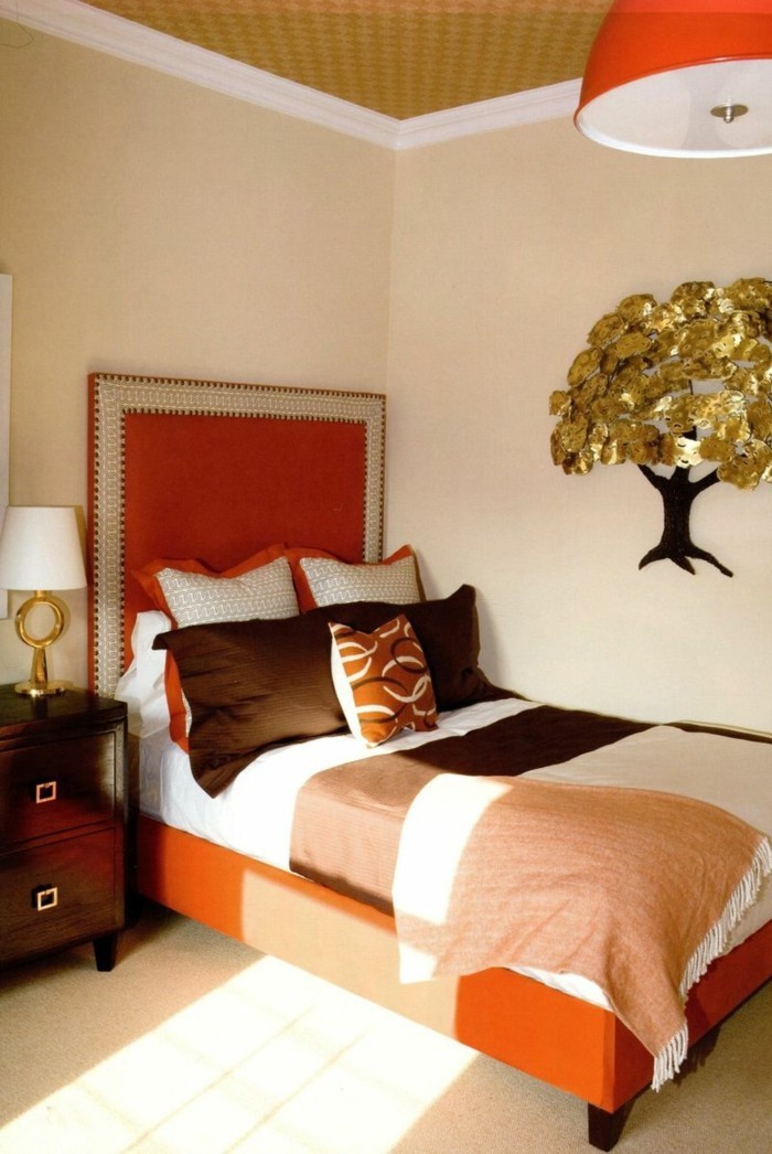 家居装饰卧室墙上的装饰橙色口音