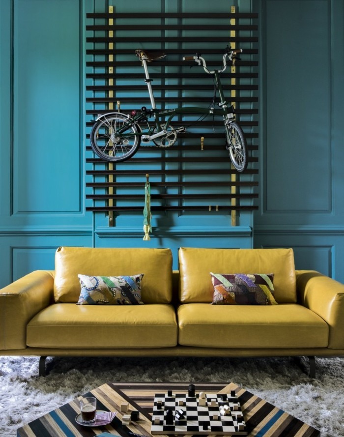 levende ideer stue blå vægge gul sofa køligt sofabord
