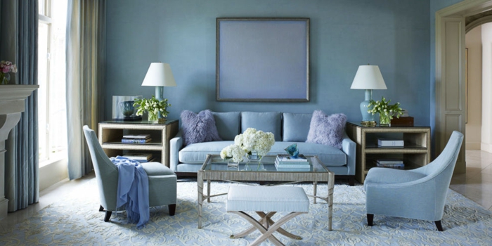 domácí obývací pokoj odstíny modré jemné fialové přízvuk květiny