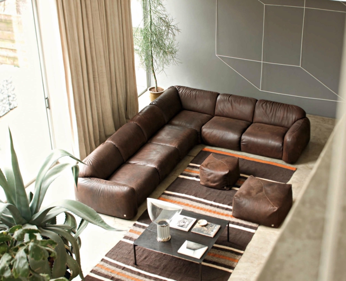 καθιστικό σαλόνι καφέ καναπέ δρομέας χαλί ρίγες καφέ αποχρώσεις