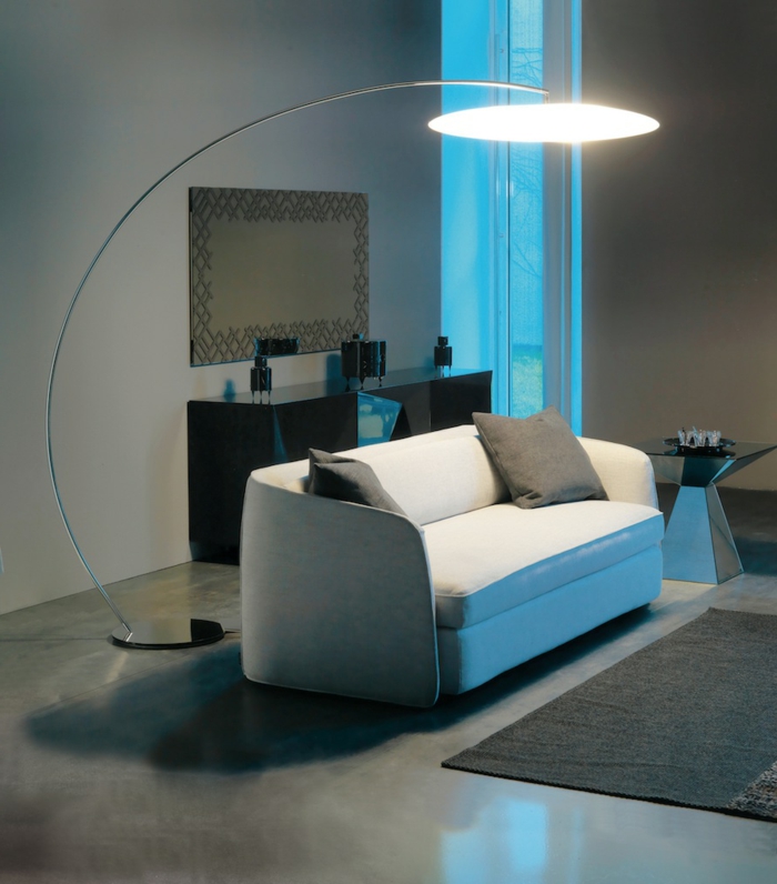 living ideeën woonkamer elegante sofa vloerlamp dressoir