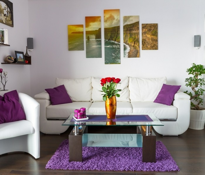 Olohuoneen olohuone tuoreen seinän sisustus ja violetti aksentti