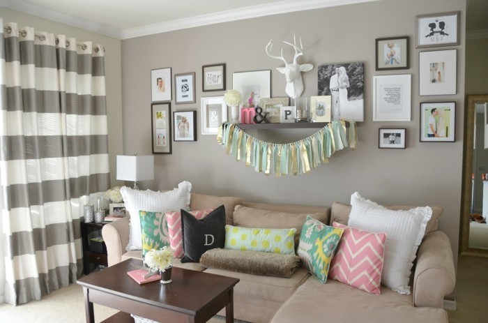 sala de estar, sala de paredes grises y almohada de color
